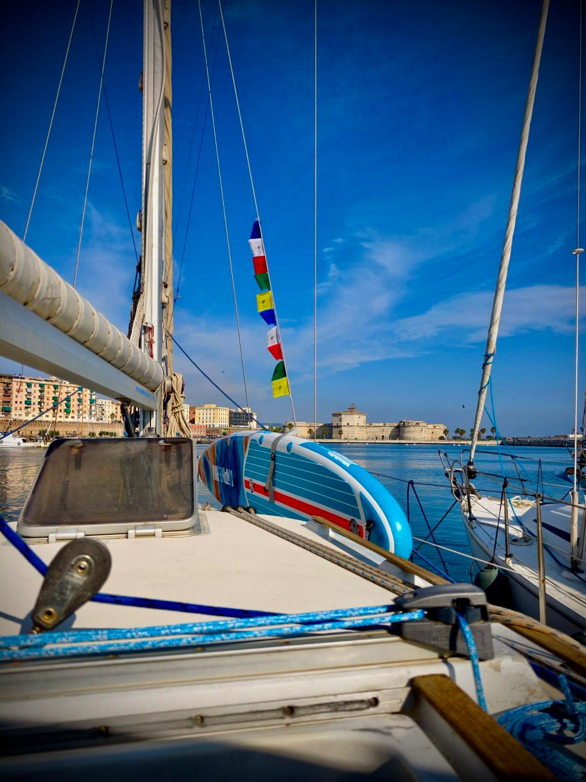 Stand up paddle in mare accanto a Siddhartha